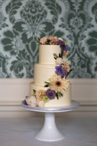 Bruidstaart met bloemen op een mooie achtergrond, gemaakt door Gebakkerij