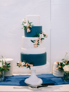 Blauw witte bruidstaart op een taartplateau